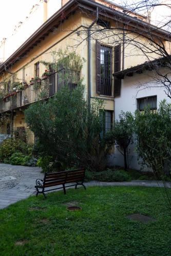 Moderno Bilocale su Due Piani nel Cuore dei Navigli