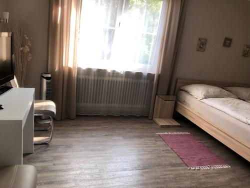 ein Schlafzimmer mit einem Bett und einem großen Fenster in der Unterkunft Hotel Altstadt Wöllbacher Tor in Wetzlar