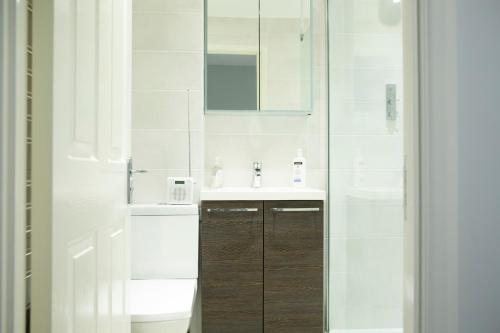 Un baño de Reeve House - 2-Bed - FREE Parking & Wi-Fi