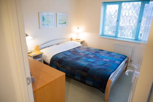 Una cama o camas en una habitación de Reeve House - 2-Bed - FREE Parking & Wi-Fi