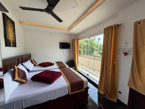 Ένα ή περισσότερα κρεβάτια σε δωμάτιο στο Glasshouse Retreat by The Jungle stay groups