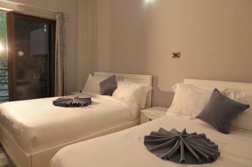 twee bedden in een kamer met twee bedden sidx sidx sidx bij Daros International Hotel in Arba Minch