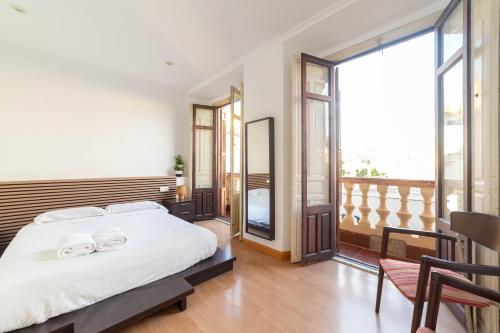 En eller flere senge i et værelse på Habitaciones corazón Centro Histórico Málaga Homestay