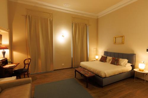 een hotelkamer met een bed en een woonkamer bij La Corte del SignorB 