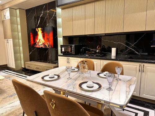 Un comedor con mesa y chimenea. en 5 Star Apartment, en Tashkent