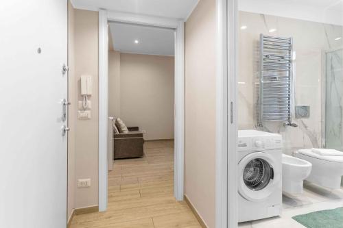 un bagno con lavatrice e WC di Bovisa Appartamento Wi-Fi Ultra Rapido e AC a Milano