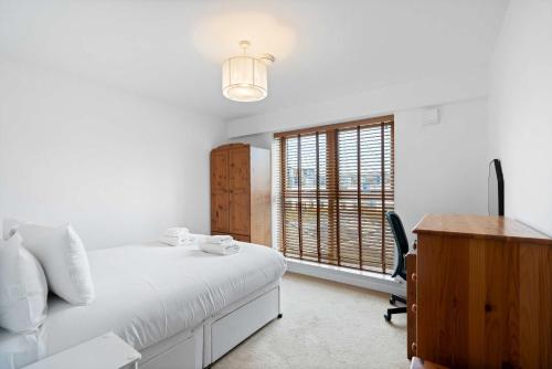 Brighton Getaway - Modern Apartment with Balcony photo 3