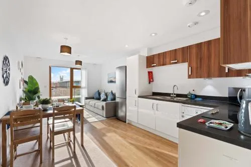 Brighton Getaway - Modern Apartment with Balcony photo 1