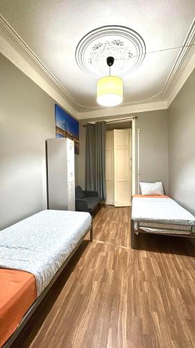 a room with two beds and a ceiling at SRIINDO ARROiOS in Lisbon