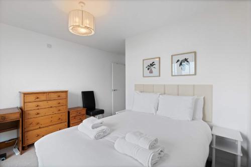Brighton Getaway - Modern Apartment with Balcony photo 9
