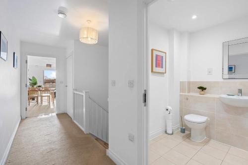 Brighton Getaway - Modern Apartment with Balcony photo 10