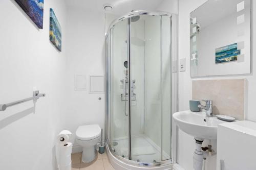 Brighton Getaway - Modern Apartment with Balcony photo 11