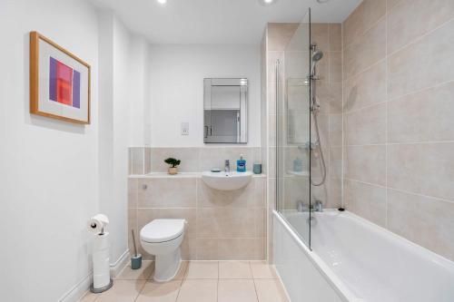 Brighton Getaway - Modern Apartment with Balcony photo 12