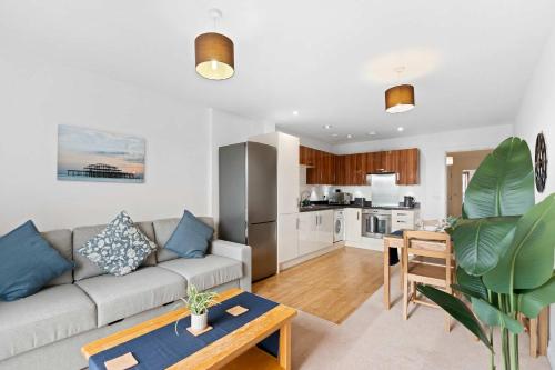 Brighton Getaway - Modern Apartment with Balcony photo 14