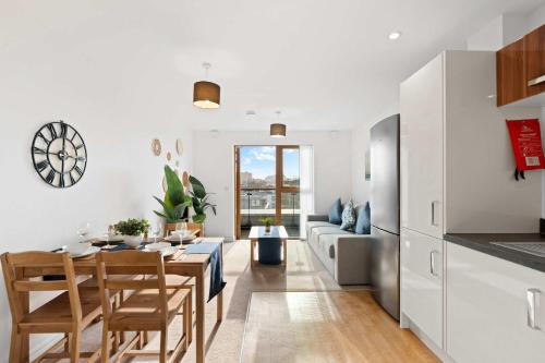 Brighton Getaway - Modern Apartment with Balcony photo 13