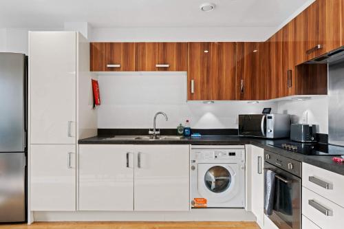 Brighton Getaway - Modern Apartment with Balcony photo 16