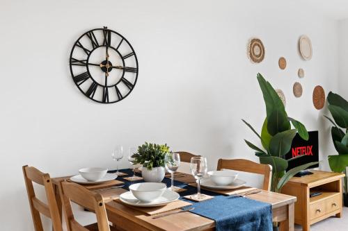 Brighton Getaway - Modern Apartment with Balcony photo 15