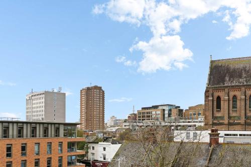 Brighton Getaway - Modern Apartment with Balcony photo 18