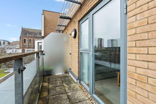 Brighton Getaway - Modern Apartment with Balcony photo 17