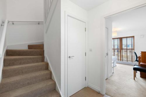 Brighton Getaway - Modern Apartment with Balcony photo 35