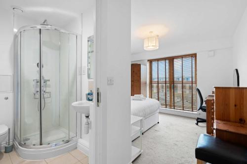 Brighton Getaway - Modern Apartment with Balcony photo 36