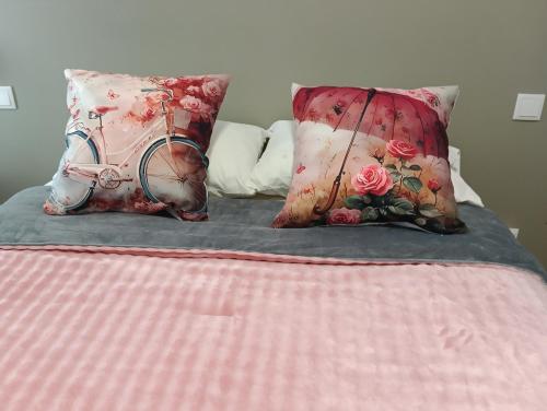 ein Bett mit zwei Kissen und einer rosa Bettdecke in der Unterkunft Aveiro Ria View in Aveiro