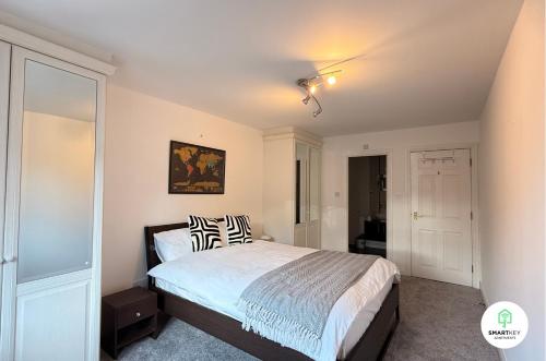 a bedroom with a large bed in a room at Central Woking 2 Bedroom 2 Bath Modern Apartment with Parking in Woking