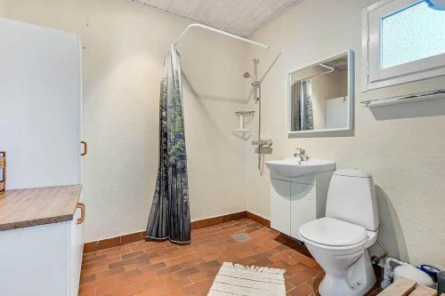 un bagno con wc e doccia di C11262-Hemmet-Egernvej-51 a Højsand