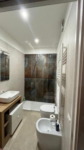 a bathroom with a sink and a toilet and a tub at B&B Angelo e Graziella in Monterosi
