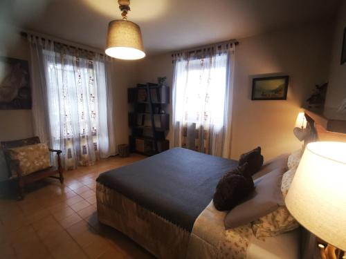 ein Schlafzimmer mit einem Bett mit einer schwarzen Katze auf dem Bett in der Unterkunft La maison de Carmen in Aosta