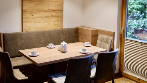 a wooden table and chairs in a restaurant at Kurapotheke in Bad Hofgastein