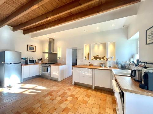 Saint-Benoist-sur-MerLa Parenthèse à la Mer - Swimming Pool - Family的一间设有白色家电和木制天花板的大厨房