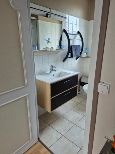 a bathroom with a sink and a toilet at Le Moulin Garnier in Vernou-sur-Brenne