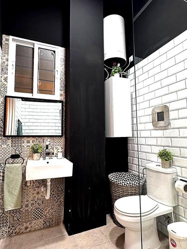 a bathroom with a toilet and a sink at Apartmento Ópalo in Seville
