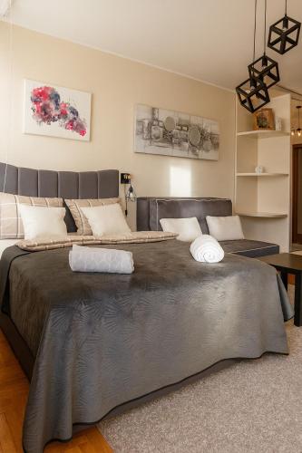 Un pat sau paturi într-o cameră la GALAKTIK centar