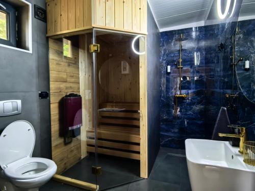 ein Badezimmer mit Toilette und Waschbecken in der Unterkunft Biała Mewa in Huta