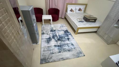 Affordable Studio 10 minutes to Zayed AirPort Abu Dhabi for married Couple or Single only في أبوظبي: اطلالة جوية لغرفة معيشة مع تلفزيون