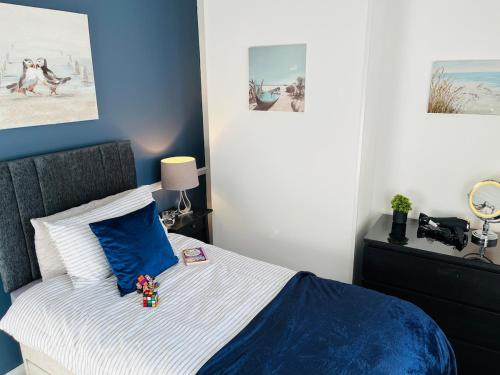 En eller flere senge i et værelse på Comfortable 2 bed house in Widnes - sleeps 6