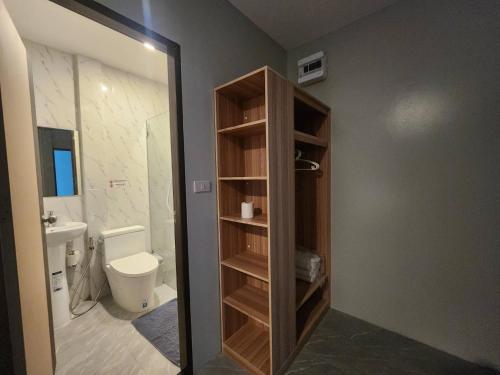 ein Badezimmer mit Dusche, Toilette und Waschbecken in der Unterkunft Wan Residence Ratchatewi in Bangkok