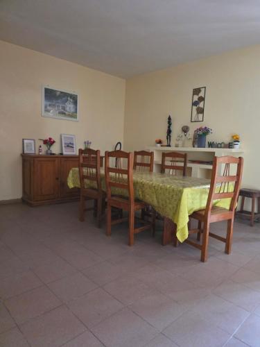 una sala da pranzo con tavolo e sedie e una cucina di Villa Duchesse a Sali Nianiaral