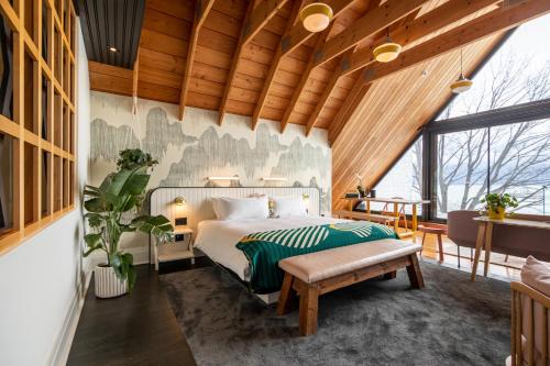 ein Schlafzimmer mit einem Bett und einer Holzdecke in der Unterkunft Drake Devonshire and Motor Inn in Wellington