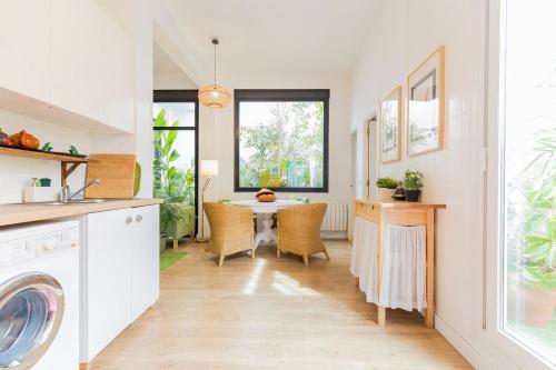 a kitchen with a washing machine and a table at Tu estancia perfecta en Sevilla in Venta de la Salud