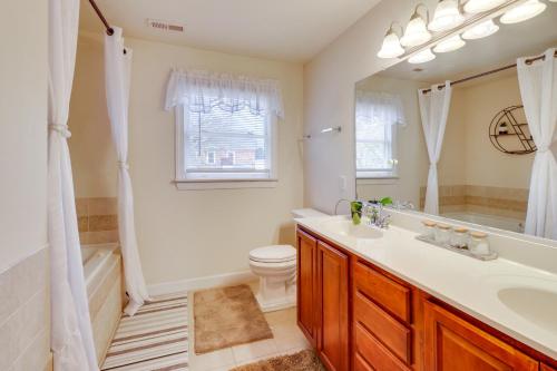 Koupelna v ubytování Centrally Located Hampton Roads Home with Game Room!