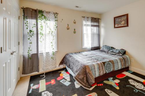 Postel nebo postele na pokoji v ubytování Centrally Located Hampton Roads Home with Game Room!