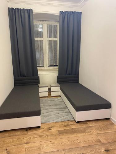 Giường trong phòng chung tại Pokoj z antresolą