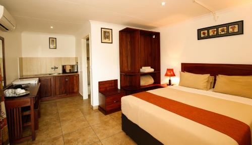 Кровать или кровати в номере Mokoro Lodge
