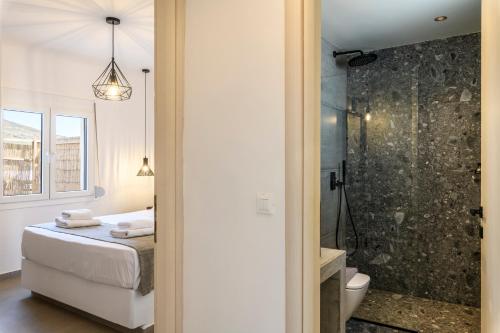 Ένα μπάνιο στο The Mykonist Merchia Beach Villas & Suites