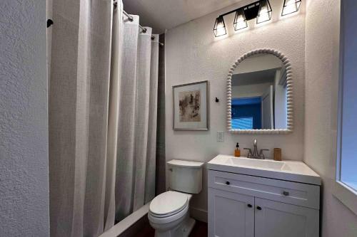 un bagno con un water, un lavandino e uno specchio di Mill Brook Retreat - Unit 1 a Irasville