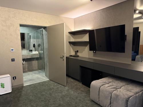 Et tv og/eller underholdning på Gloria Hotel by YOLO