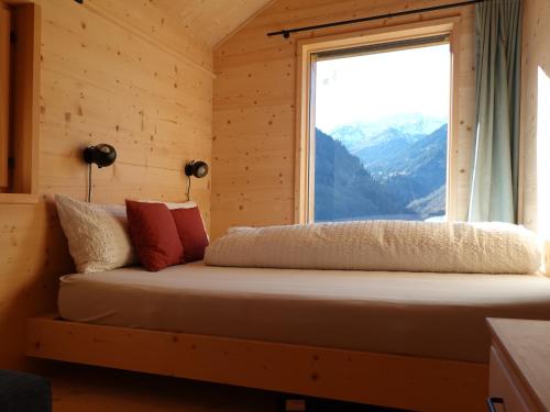 Un pat sau paturi într-o cameră la Ferienhäuser Stiva Pintga